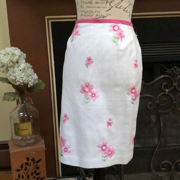 Cynthia Steffe Dresses & Skirts - CYNTHIA STEFFE White Skirt with Flower Design